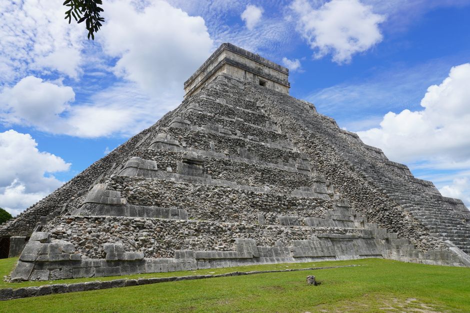 Stunning view of the iconic El Castillo pyramid under a vibrant blue sky in Chichén Itzá, Mexico.