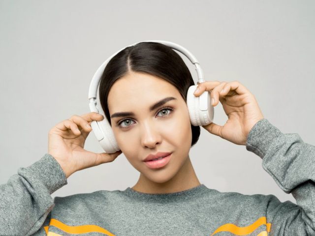 Best Noise-Cancelling Headphones Digital Nomads: Sony WH-1000XM5 vs. Bose QuietComfort Ultra for Remote Workers