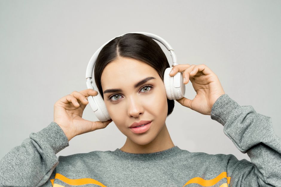 Best Noise-Cancelling Headphones Digital Nomads: Sony WH-1000XM5 vs. Bose QuietComfort Ultra for Remote Workers
