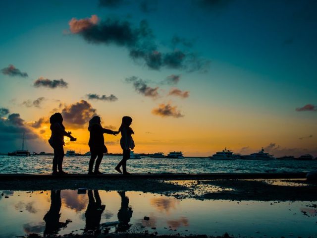 How to Meet People While Traveling Solo: A Shy Introvert’s Guide