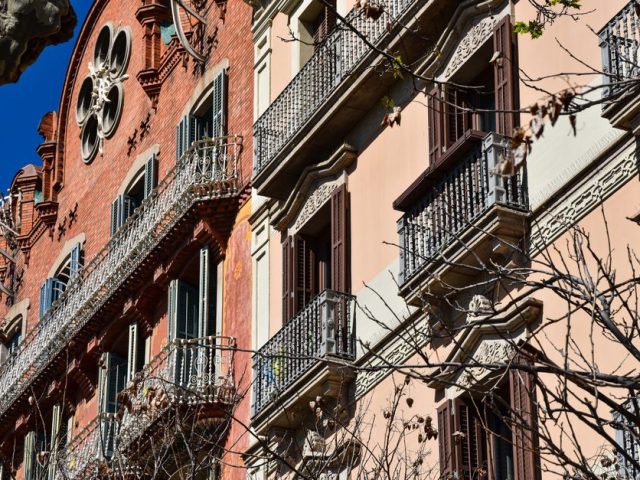 Solo Travel Barcelona: Solo Travel in Barcelona: 7 Mistakes I See Tourists Make and How to Avoid Them