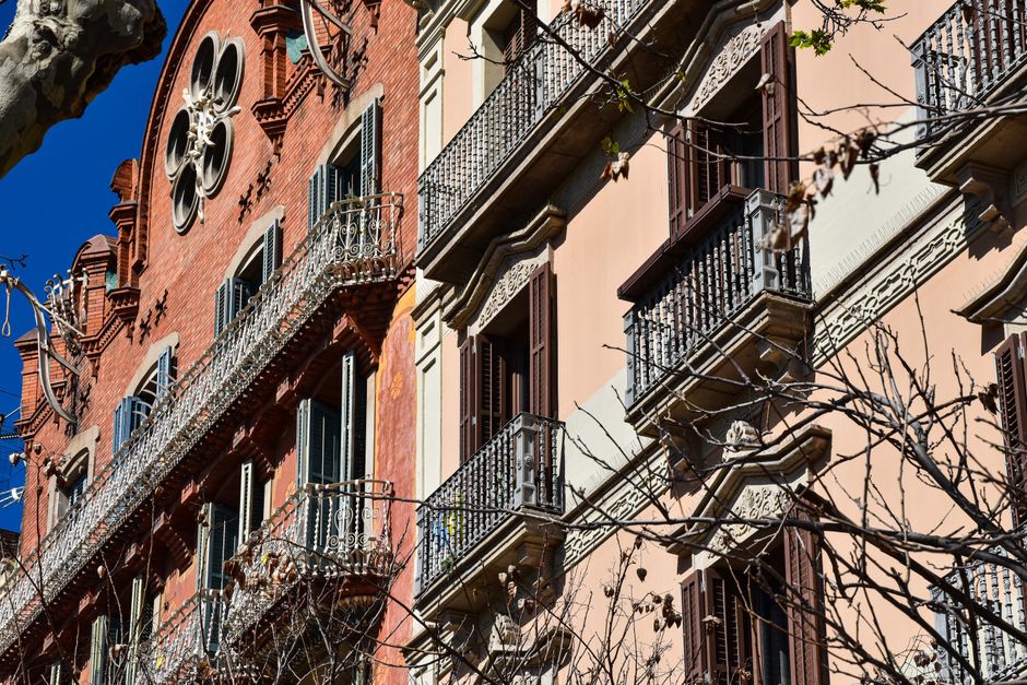 Solo Travel Barcelona: Solo Travel in Barcelona: 7 Mistakes I See Tourists Make and How to Avoid Them