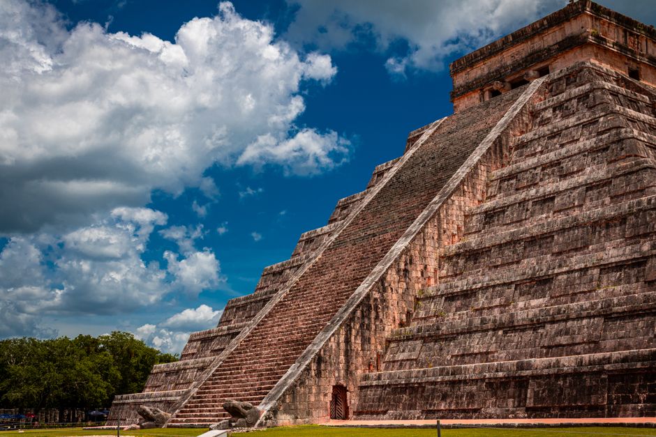 View of the iconic Chichén Itzá pyramid in Mexico under a clear blue sky.